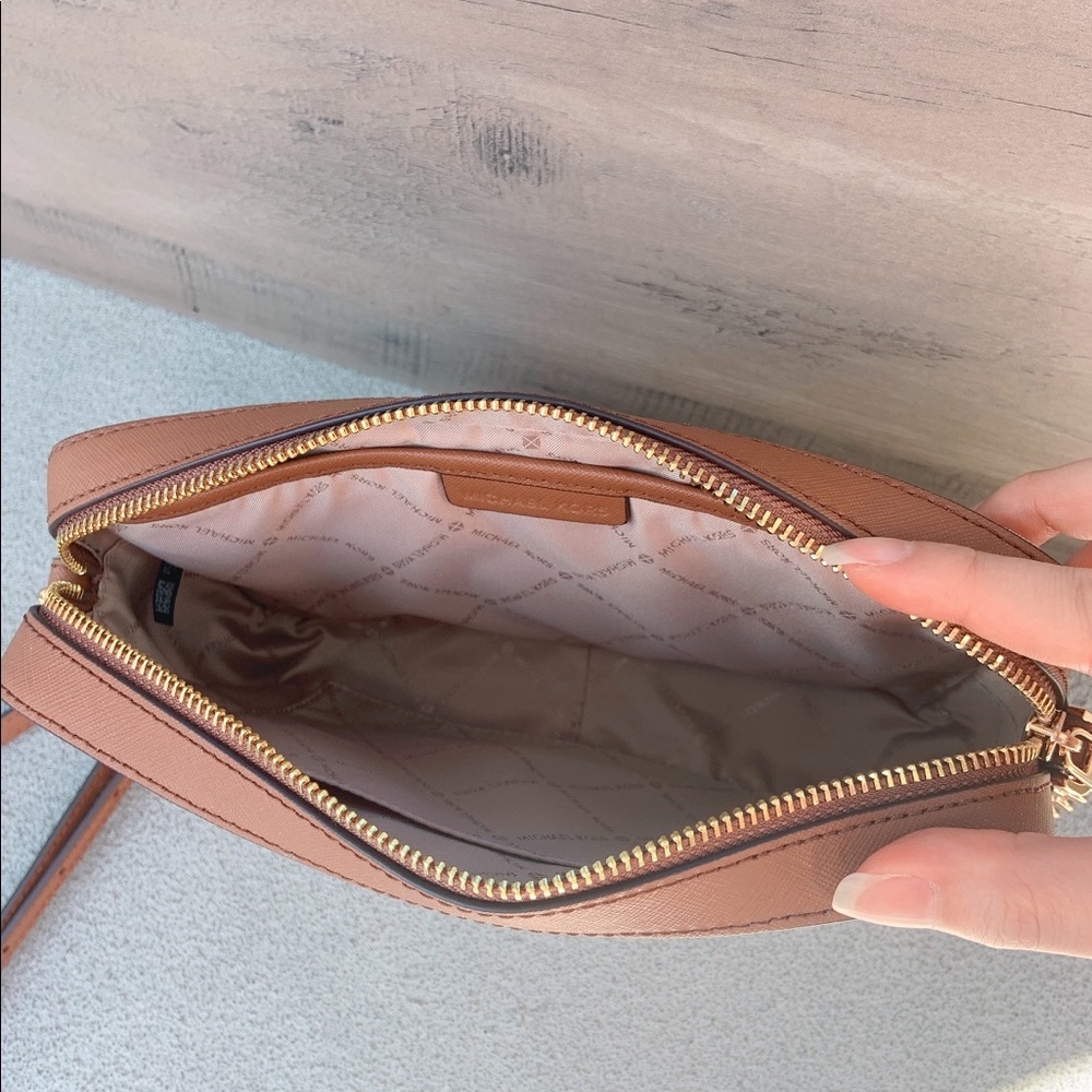 Micheal Kors vanilla logo crossbody and wallet set - Picture 13 of 16